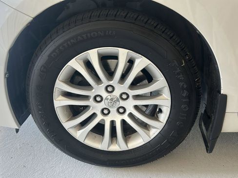 Used 2015 Toyota Sienna XLE w/ XLE Navigation Package FWD image 29