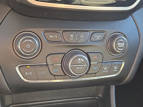 Used 2019 Jeep Cherokee Limited image 16