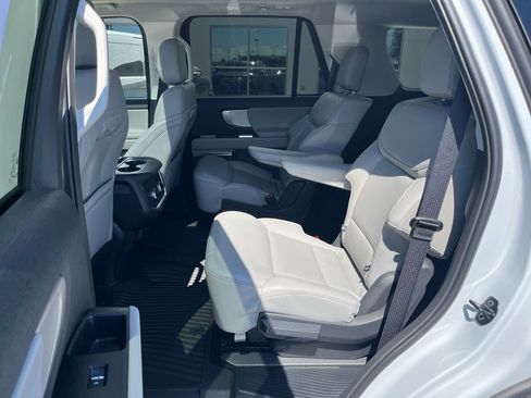 Used 2025 Ford Expedition Active AWD/4WD image 32