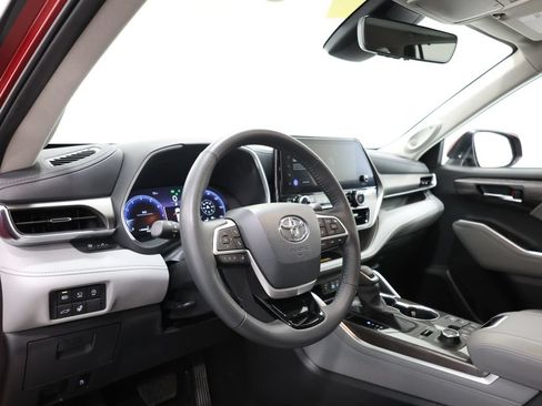 Used 2024 Toyota Highlander Limited AWD/4WD image 15
