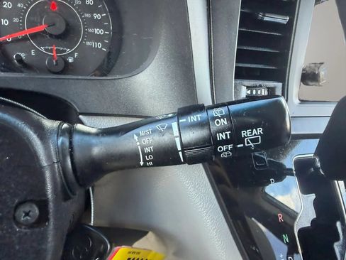 Used 2015 Toyota Sienna LE FWD image 23