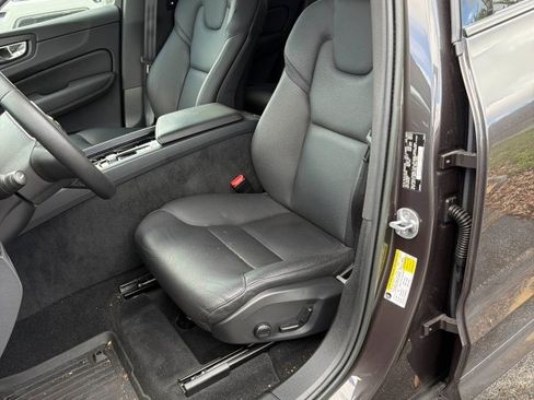 Used 2023 Volvo XC60 B5 Plus image 11