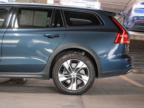 Certified 2024 Volvo V60 B5 Cross Country Plus AWD/4WD image 4
