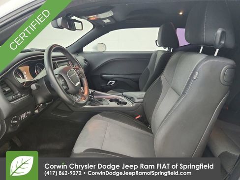 Used 2016 Dodge Challenger SXT image 18