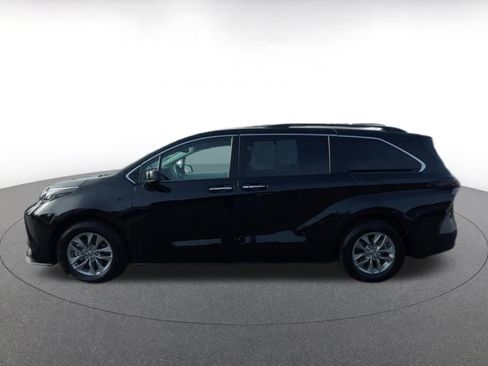 Used 2025 Toyota Sienna XLE image 9