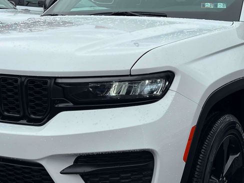 Used 2025 Jeep Grand Cherokee Altitude image 7