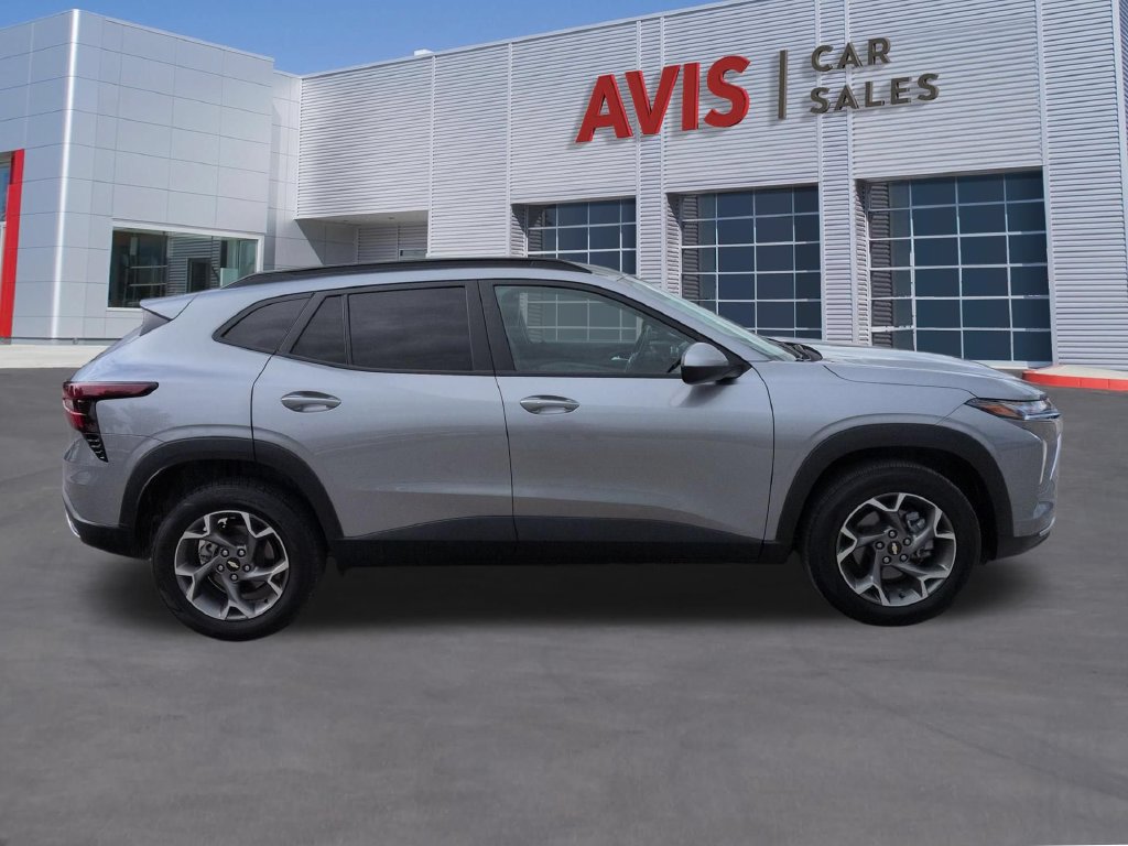 Used 2025 Chevrolet Trax LT w/ LT Convenience Package FWD image 5