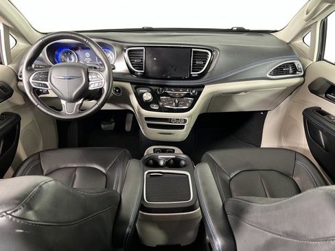 Used 2021 Chrysler Pacifica Touring-L image 39