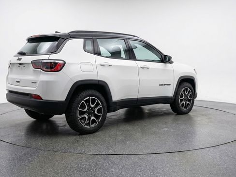 Used 2025 Jeep Compass Trailhawk AWD/4WD image 9