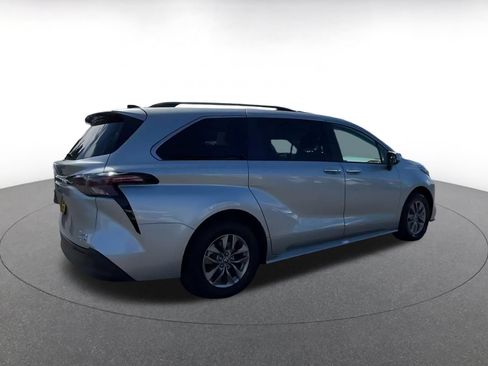 Used 2023 Toyota Sienna XLE FWD image 11