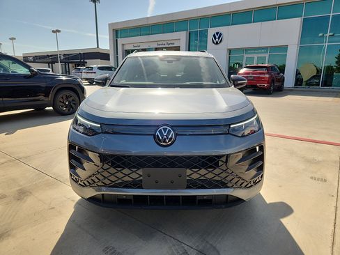 New 2026 Volkswagen Tiguan SE R-Line FWD image 2