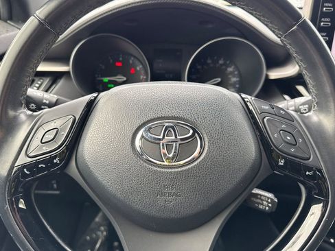 Used 2019 Toyota C-HR XLE FWD image 25