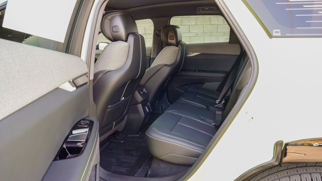 New 2027 Cadillac Optiq Sport w/ LPO, ONYX Package AWD/4WD image 9