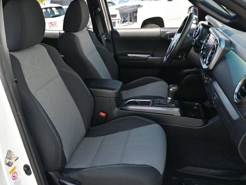 Used 2020 Toyota Tacoma TRD Sport w/ Technology Package AWD/4WD image 19