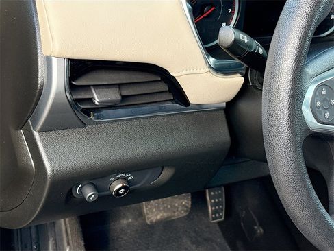 Used 2022 Chevrolet Traverse LS image 11