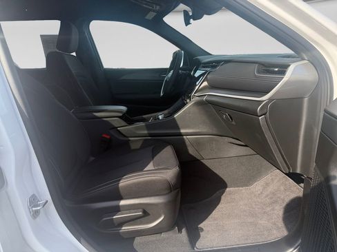 Used 2025 Jeep Grand Cherokee Laredo w/ Luxury Tech Group I image 16