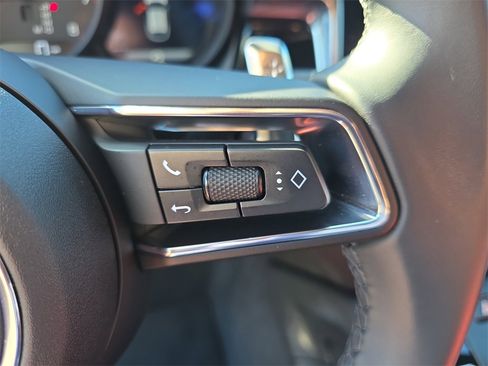 Certified 2025 Porsche Macan image 36