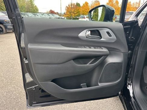 New 2026 Chrysler Pacifica Limited w/ S Appearance Package image 13