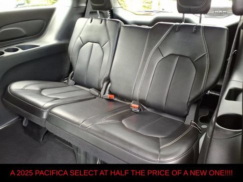 Used 2025 Chrysler Pacifica Select FWD image 12