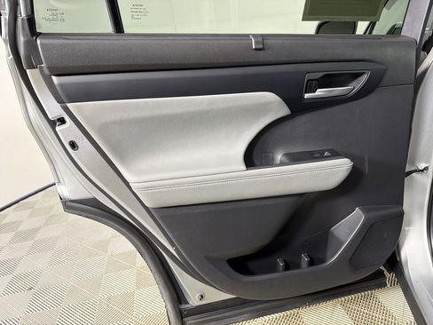 Used 2023 Toyota Highlander XLE image 23