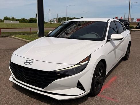 Used 2023 Hyundai Elantra SEL w/ Cargo Package FWD image 2