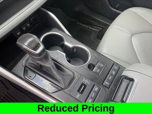 Used 2020 Toyota Highlander XLE AWD/4WD image 29