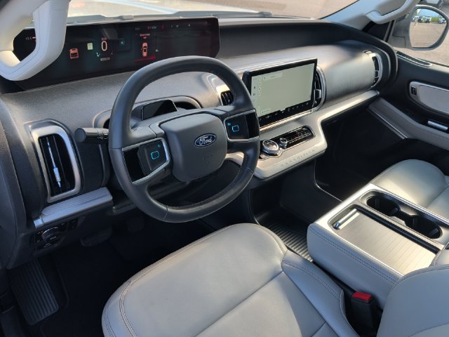 Used 2025 Ford Expedition Active AWD/4WD image 14