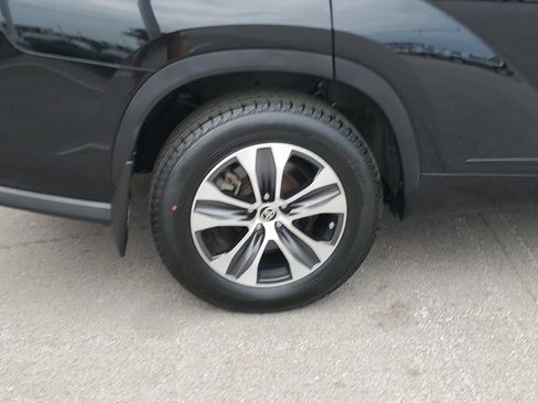 Used 2022 Toyota Highlander XLE AWD/4WD image 5