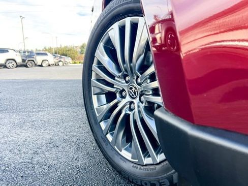 Used 2021 Toyota Venza XLE image 2