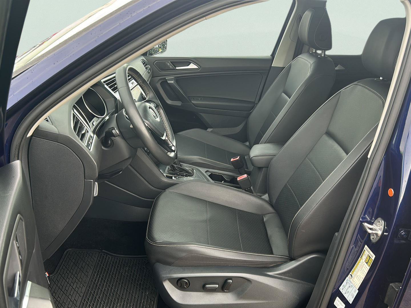 Used 2021 Volkswagen Tiguan SE w/ Panoramic Sunroof Package FWD image 7