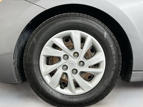Used 2019 Hyundai Elantra SE image 11