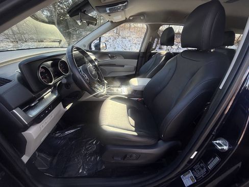 Used 2023 Kia Carnival LX image 8