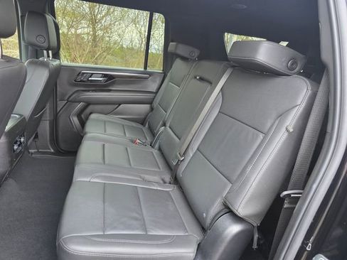 Used 2025 Chevrolet Suburban Z71 AWD/4WD image 21