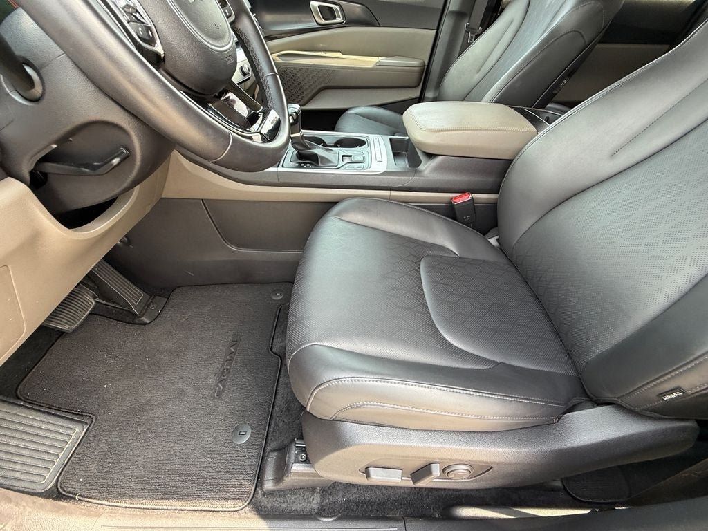 Used 2025 Kia Carnival FWD image 12