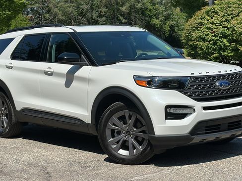 Used 2022 Ford Explorer XLT w/ Equipment Group 202A AWD/4WD image 1