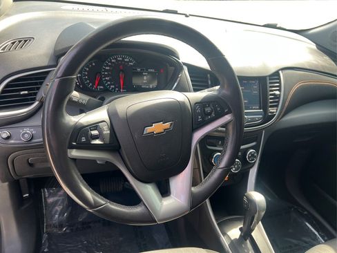 Used 2020 Chevrolet Trax LT w/ LT Convenience Package image 18