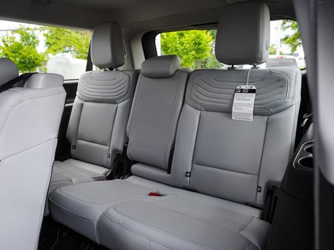 Used 2026 Ford Expedition Max Platinum w/ Platinum Ultimate Package AWD/4WD image 32