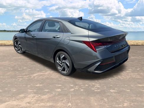 Used 2025 Hyundai Elantra Limited FWD image 4