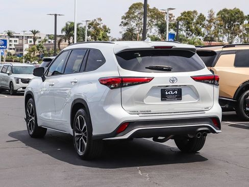 Used 2022 Toyota Highlander XSE FWD image 6