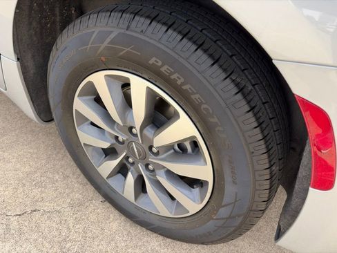 Used 2023 Chrysler Pacifica Touring-L image 7