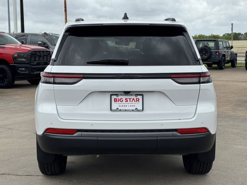New 2026 Jeep Grand Cherokee Altitude RWD image 9