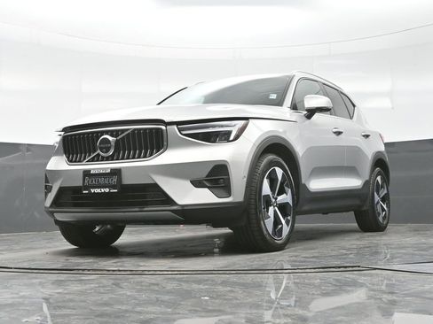 Used 2025 Volvo XC40 B5 Plus image 25