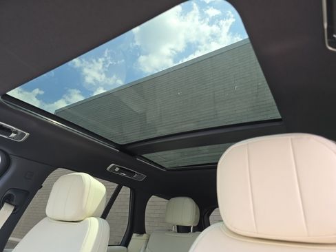 New 2025 Land Rover Range Rover SE image 3