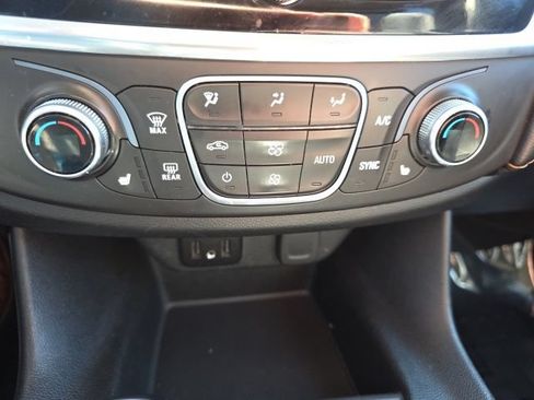 Used 2020 Chevrolet Traverse LT w/ Driver Confidence II Package AWD/4WD image 24