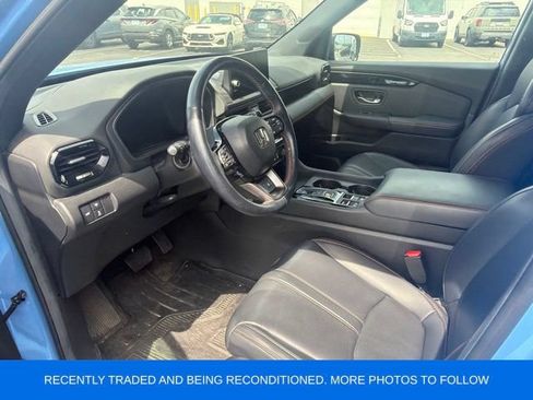 Used 2025 Honda Pilot TrailSport image 2