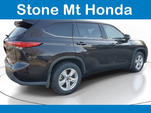 Used 2021 Toyota Highlander LE image 6