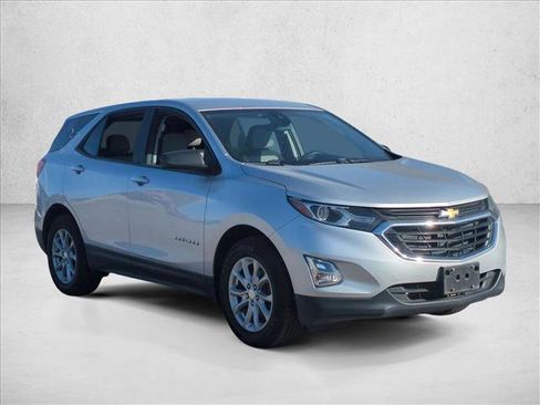 Used 2020 Chevrolet Equinox LS w/ LS Convenience Package image 3