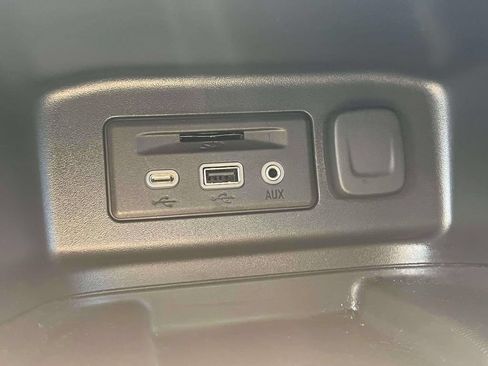 Used 2023 Chevrolet Equinox Premier AWD/4WD image 31