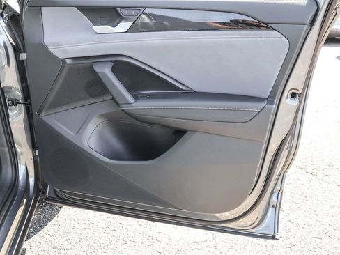 Used 2025 Volkswagen Tiguan SE image 37