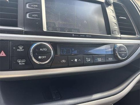 Used 2017 Toyota Highlander XLE image 12